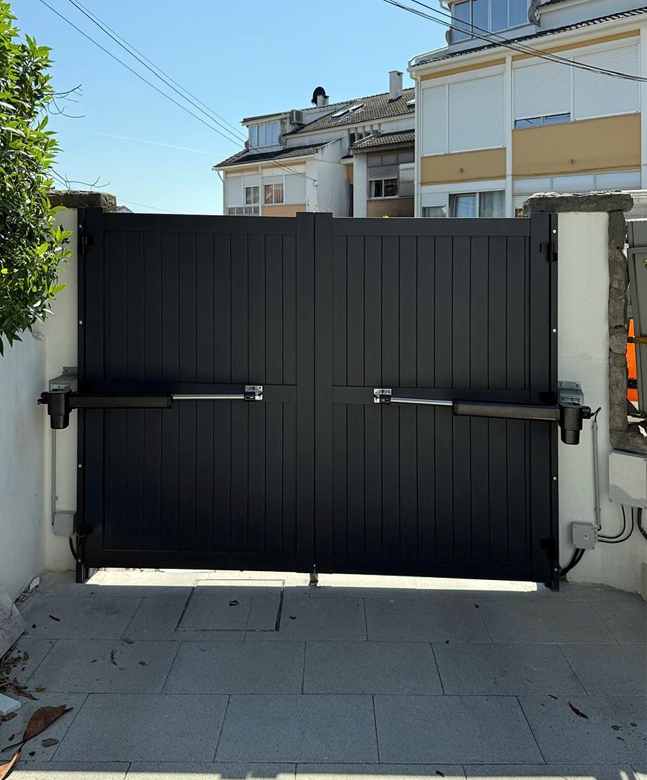 Portão de batente preto de duas folhas, instalado pela Rudder Strong