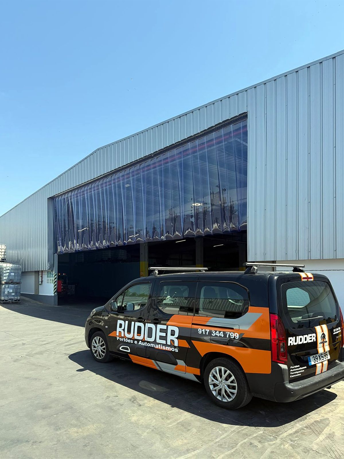 Carrinha da Rudder em obra junto a um armazém