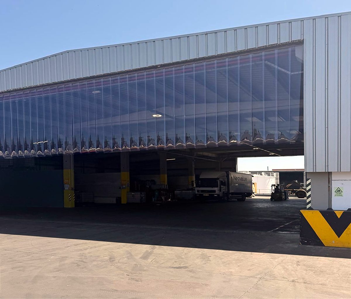 Cortina de lamelas em PVC na entrada de um armazém