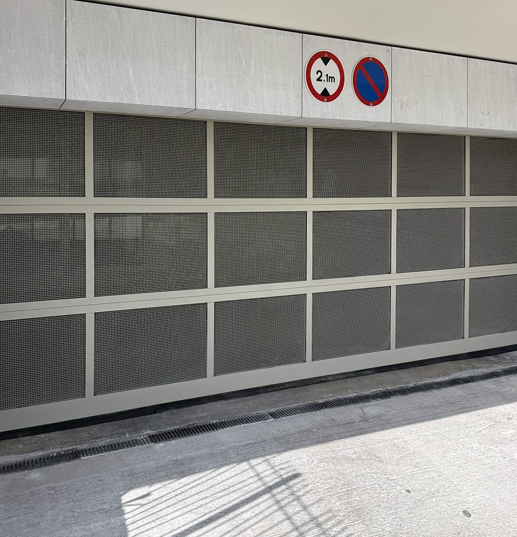 Portão de garagem gradeado na entrada de um edifício