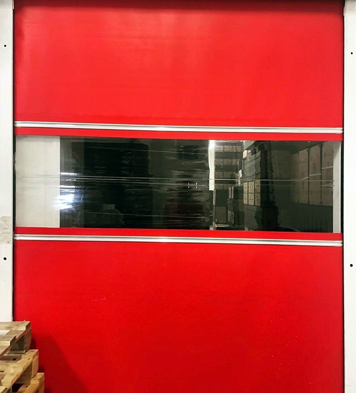 Porta rápida vermelha com janela de visão