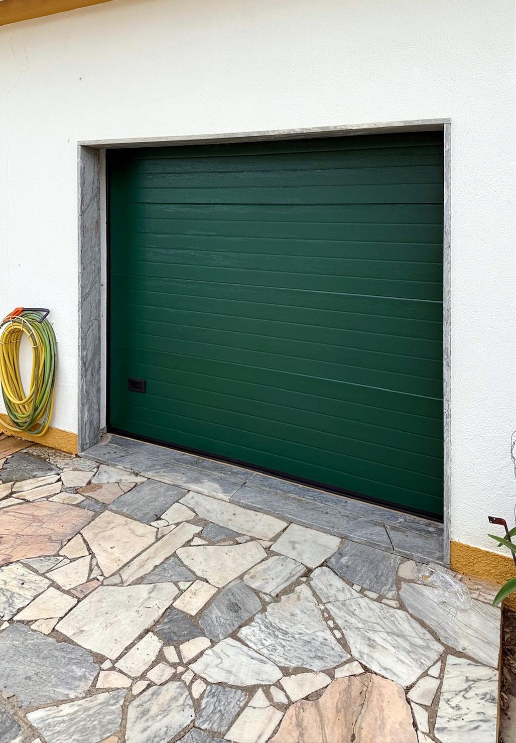 Porta seccionada verde numa moradia