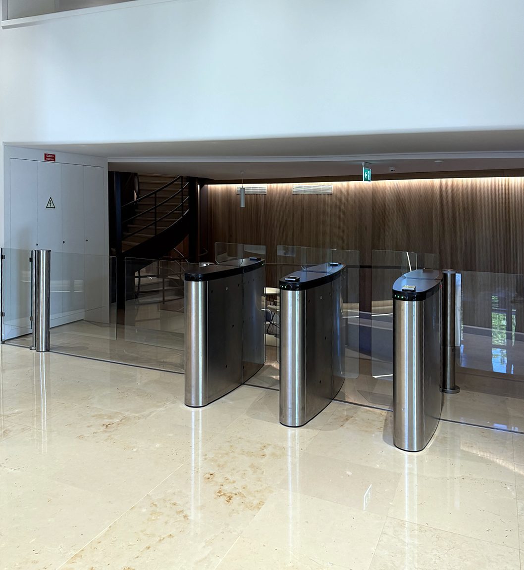 Três corredores de speed gates numa receção